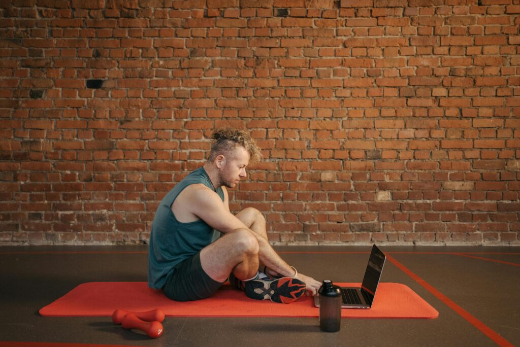 Application pour coach sportif Coach sportif faisant du sport sur tapis